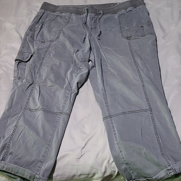 Women's Maurices gray Capri pants - Picture 1 of 2
